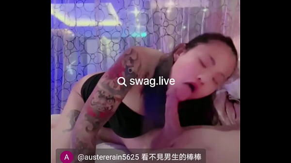 Tato gadis berponi ekor kuda ditembak dari belakang dengan gaya swag.live @lvy pei