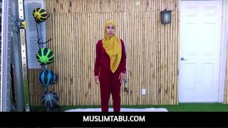 Pelatih Fitness Menggairahkan Klien Arab Eksotis dalam Adegan Panas
