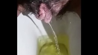 Gadis India yang sedang buang air kecil