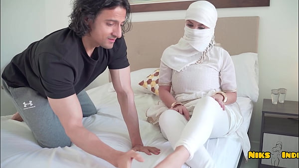 Gadis Muslimah Submissive dengan Payudara Besar Bercinta Keras Bersama Pria Desi