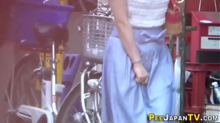 Gadis Jepang Jongkok yang Menggoda
