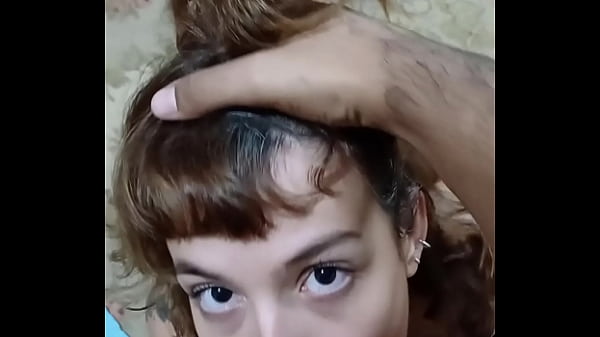 Novinha apertada sofre dando escondido pro meio-irmão