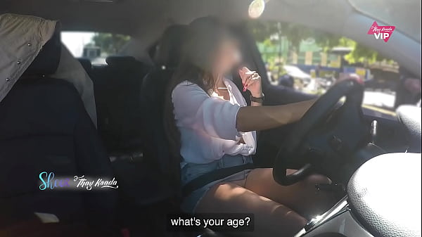 Istri panas tanpa celana dalam minta petunjuk jalan dan biarkan orang asing meraba tubuhnya