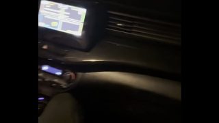 Seorang gadis tak dikenal mengisap batangku saat kami melaju di jalan raya.