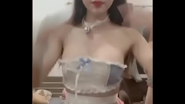 Asiatica Bergaya Mucamita yang Menggoda di Live Bigo