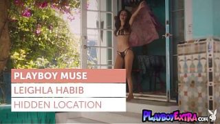 Leighla Habib, si cewek Arab seksi yang tersenyum, membuka baju dan mandi basah-basahan