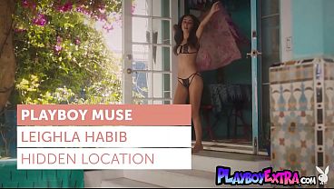 Leighla Habib, si cewek Arab seksi yang tersenyum, membuka baju dan mandi basah-basahan