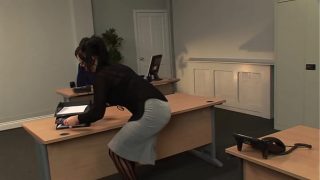 Kerry Louise Membungkuk di Atas Meja Bos dan Menerima dari Belakang