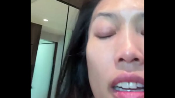 Gadis Tionghoa yang haus perhatian dan ingin dipuja