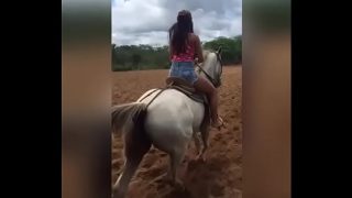 Larissinha montando com força, indo e voltando sem parar