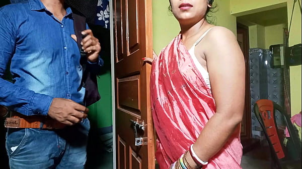 भाभीजी को ब्रा सेल्समैन ने फुसलाकर चोदा, हिंदी में गरम आवाज़