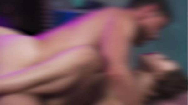 MILF Pirang Menggoda Mengumbar Nafsu Liar dalam Adegan Panas dengan Ipar