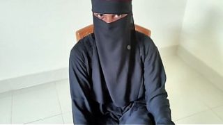 Pelacur berjilbab mengoceh sambil digilir di ranjangku