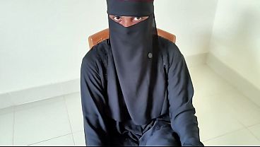Pelacur berjilbab mengoceh sambil digilir di ranjangku