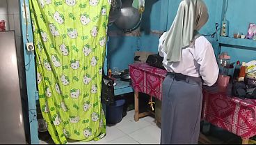 Ngesek adik ipar di dapur, tepat sebelum dia berangkat sekolah