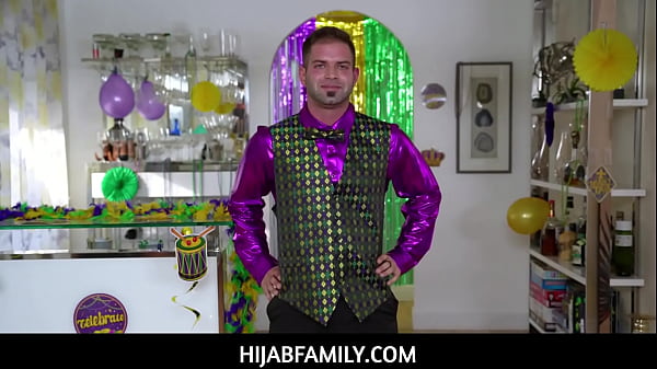Violet Gems, si gadis berhijab yang menggoda, menikmati sesi maniknya sebelum belajar melayani Nicky dengan mulutnya.
