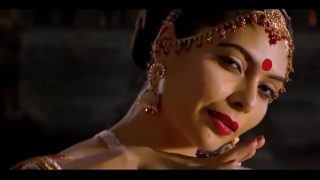 Gadis India yang Menggoda dengan Lekuk Tubuh yang Memabukkan
