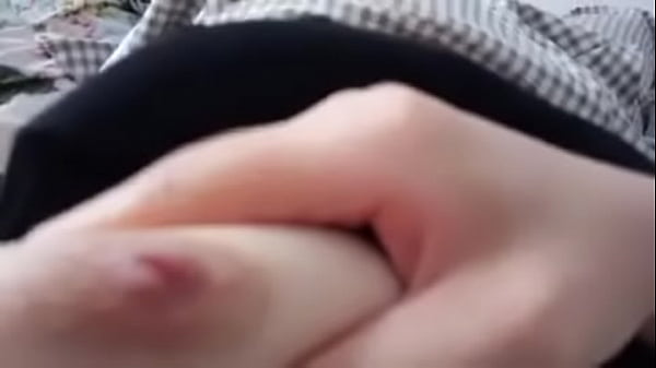 Gadis Tionghoa berpose seksi dengan timer kamera