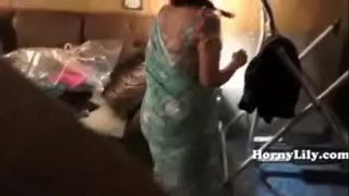 Gadis India seksi melayani pacarnya dengan mulut menggoda