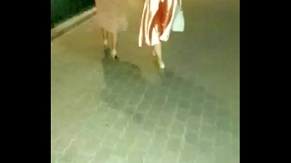 Gaun sutra emas Tiongkok yang menggoda dan sensual