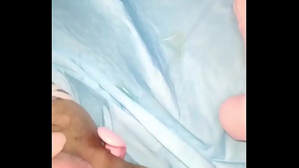 Gadis Tionghoa merangsang diri hingga memuncak, lubang-lubangnya terisi penuh