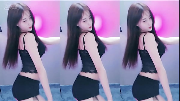 Cô nàng Trung Quốc khoe dáng nóng bỏng với bộ đồ lót ren đen gợi cảm