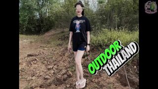 Gadis Thailand Amatir Digilir di Alam Terbuka – POV Tembus Dalam di Hutan dengan Suara Menggairahkan