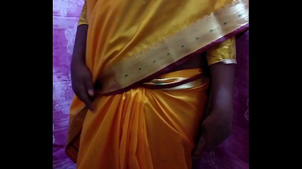 Gadis Seksi Desi Membuka Sari Perlahan, Memamerkan Asetnya yang Menggoda