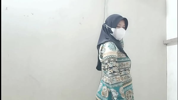 Menggoyang ranjang istri tetangga saat suaminya sedang banting tulang