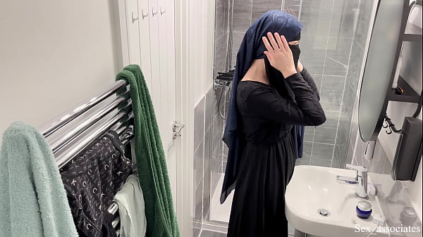 Astaga! Aku baru tahu cewek Arab bisa sebegitunya. Aku lihat cewek Muslim Arab berhijab lagi asyik sendiri di kamar mandi.