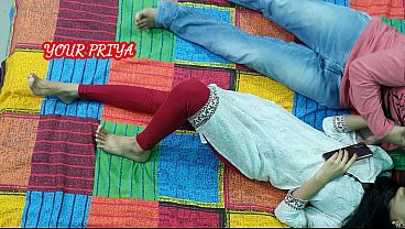 Gadis remaja nakal pertama kali bercinta dengan saudara tirinya di rumah, rekaman panas dengan suara menggoda