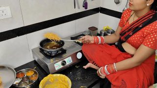 दिवाली की रौनक में देवर ने भाभी को चखा नमकीन बनाते वक्त