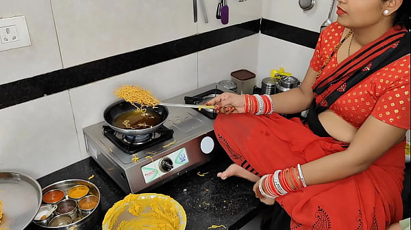 दिवाली की रौनक में देवर ने भाभी को चखा नमकीन बनाते वक्त