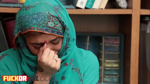 Petugas nakal menyuapi remaja Arab dengan sosis berdenyut yang menggoda