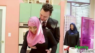 Gadis Arab Menggoda, Kakak Tiri Menggila di Ranjang