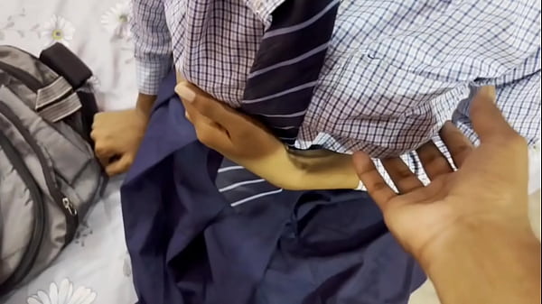 Gadis Sekolah Perawan Desi Digilir Berbagai Posisi Ganas di Rumahnya (Suara Hindi)