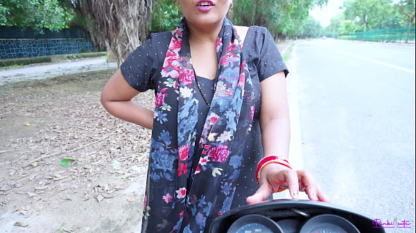 Bhabhi nakal India melayani klien di pinggir jalan, ditembak doggystyle dengan suara erotis Hindi.