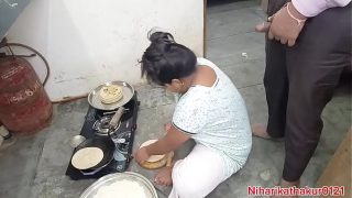 Ibu tiri India yang seksi digoda di dapur