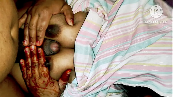 Ibu India yang panas menggoda anak tetangga dengan nafsu membara