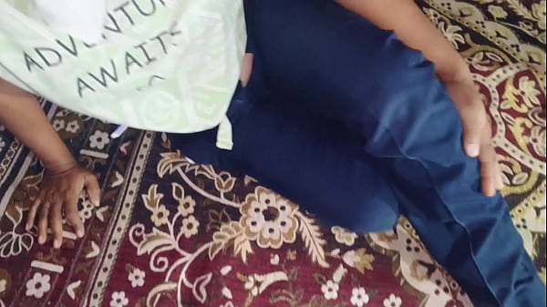 Bhabhi ka garam pani se devar ko nehla diya zor zor se chodte hue