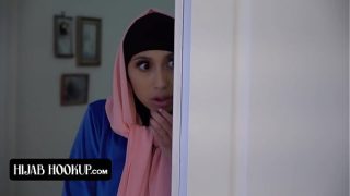 Muslimah Berhijab dengan Bokong Sempurna yang Penasaran Digencet Vagina Ketatnya oleh Instruktur yang Bergairah