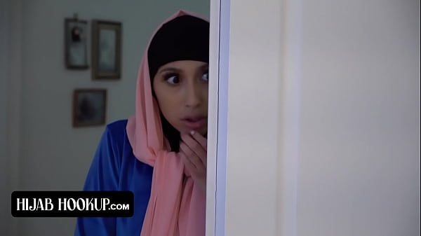 Muslimah Berhijab dengan Bokong Sempurna yang Penasaran Digencet Vagina Ketatnya oleh Instruktur yang Bergairah