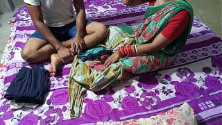गरीब कपड़ा बेचने वाली लड़की को पैसों का लालच देकर जबरदस्ती चोदा