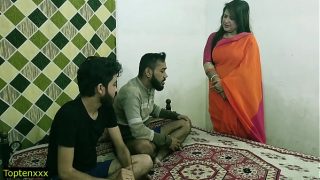 Malkin Bibi yang Bergairah dan Dua Pemuda Gagah Beraksi dalam Adegan Panas Bertiga dengan Suara Hindi yang Jelas