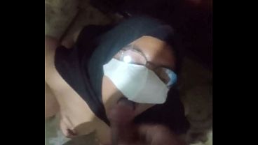 Gadis Indonesia Beraksi di Kamar Mandi Sambil Meneguk Air Seni