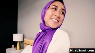Gadis Arab berjilbab beraksi mesra tanpa izin orang tua
