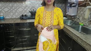Kakak ipar lagi cuci piring di dapur, adik ipar mendekat dan bisikkan “Bhabhi, boleh aku rasakan kelembutanmu?”