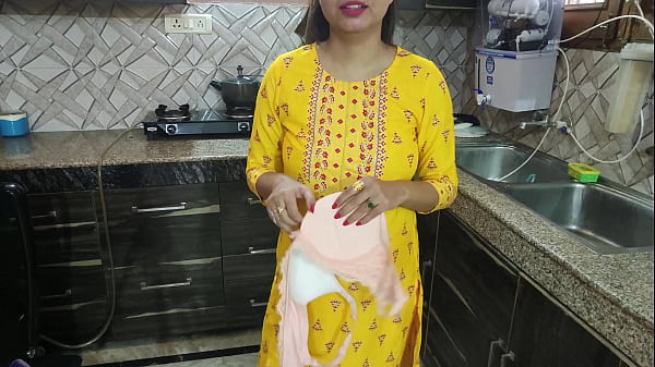 Kakak ipar lagi cuci piring di dapur, adik ipar mendekat dan bisikkan “Bhabhi, boleh aku rasakan kelembutanmu?”