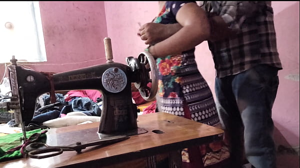 देसी भाभी को सिलाई करते हुए अंकल ने जबरदस्त चोदा