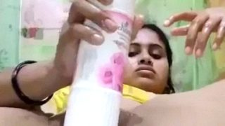 Gadis seksi memuaskan nafsu dengan botol pewangi kamar